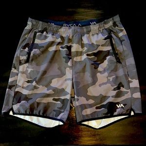 RVCA YOGGER STRETCH ATHLETIC SHORTS 17" BLACK CAMO